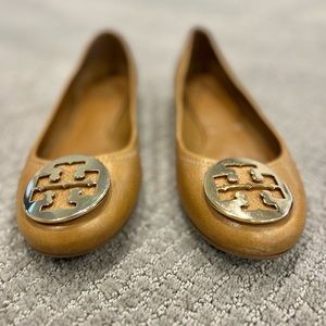 Tory Burch - Tan Flat - Gold Logo Size 9 - Worn a Handful of Times